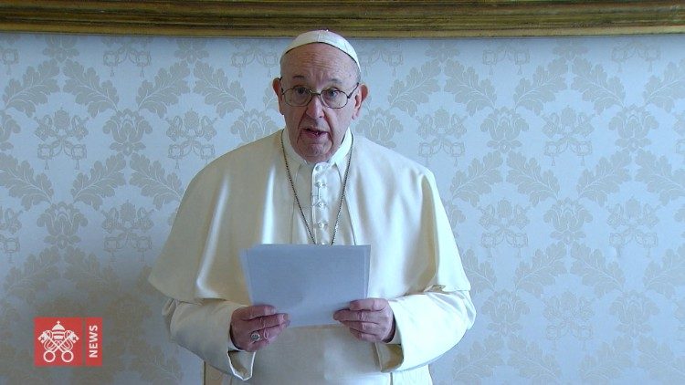 Papež František hovoří v dnešním videoposelství
