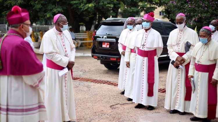 2020.12.17 Maaskofu Katoliki nchini Ghana na Balozi wa kitume 