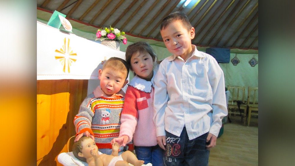 Noël en Mongolie. Des enfants auprès de l'Enfant Jésus.