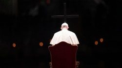 14ª estación del Vía Crucis del Viernes Santo de 2021: El Papa sostiene la Cruz