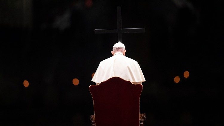 Prill. Ndalesa XIV e Udhës së Kryqit në të Premten e Madhe. Papa mban Kryqin