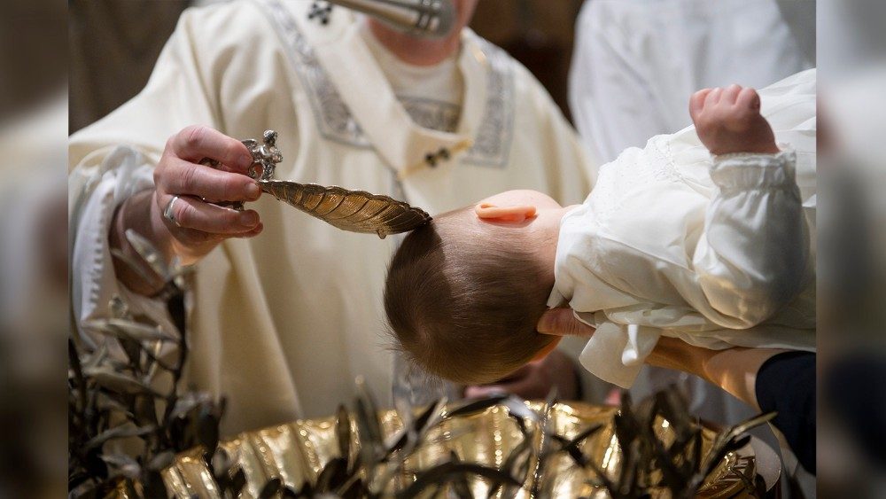 Janvier. En la fête du Baptême du Seigneur, le Pape François baptise des enfants dans la Chapelle Sixtine.  