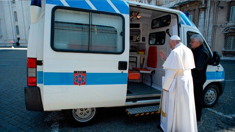 Maj. Në Ditën e Rrëshajëve, Papa Françesku bekon ambulancën e të varfërve. Krah tij, kardinali Krajewski