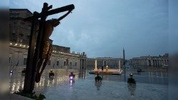 Março. O Papa no patamar da Basílica de São Pedro para o extraordinário momento de oração durante a pandemia