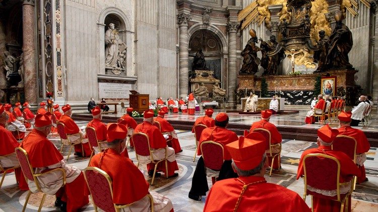 2020.12.24 Novembre. Il Papa e i Cardinali in preghiera nei pressi dell'altare della Cattedra, in San Pietro, per il Concistoro