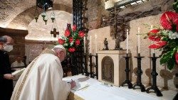 Ferenc pápa Assisi Szent Ferenc sírjánál aláírja Fratelli tutti - kezdetű enciklikáját