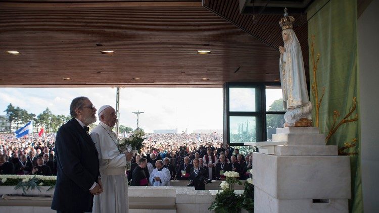 Papež František a profesor Fabrizio Soccorsi v kapli zjevení ve Fatimě