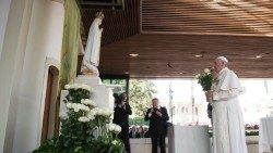 Papa Francesco prega nella cappella delle apparizioni di Fatima, in Portogallo, il 13 maggio 2017, nel centenario della prima apparizione della Vergine Maria ai tre pastorelli 