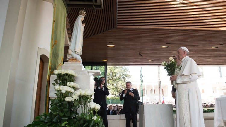 Ferenc pápa a fatimai Szűzanya szobra előtt 