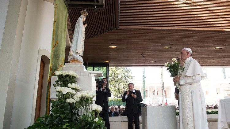 2021.01.09 Papa Francesco e dott. Soccorsi Fabrizio - PELLEGRINAGGIO A FATIMA - VISITA ALLA CAPPELLA DELLE APPARIZIONI