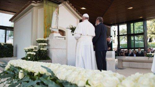 Papež Frančišek med obiskom Fatime. To portugalsko svetišče bo eno izmed tridesetih, v katerih bo prihodnji mesec potekala molitev rožnega venca