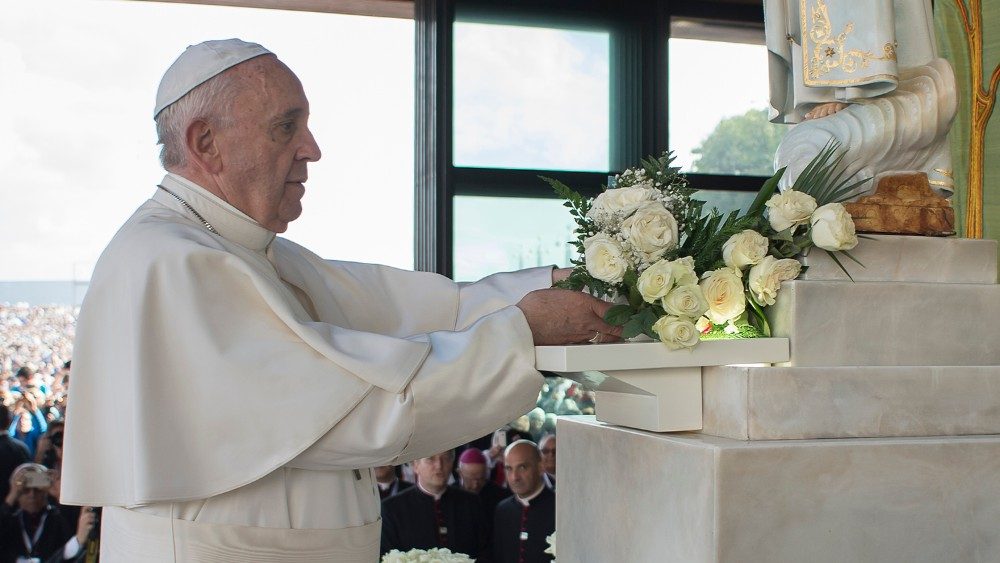 Papa Francesco in visita al Santuario di Fatima, il 12 maggio 2017. Quello portoghese è uno dei trenta Santuari che guideranno il mese di preghiera per la fine della pandemia
