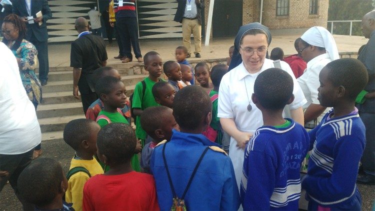 Suor Tremarelli in Rwanda, per un iniziativa locale dell'infanzia missionaria