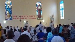 D. Adriano Langa, durante a Missa na igreja de S. João Baptista de Morrumbene (Moçambique),
