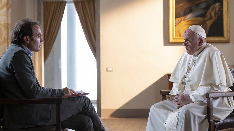 Svätý Otec pri rozhovore s väzenským kaplánom Marcom Pozzom