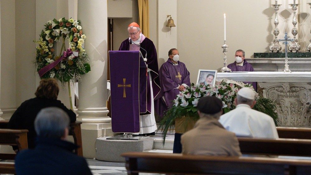 Pohrebný obrad 26. januára v kostole Kráľovnej rodiny viedol kardinál Pietro Parolin