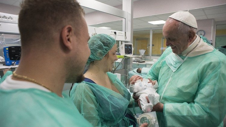Imagen de la visita del Papa al hospital infantil Bambino Gesù de Roma