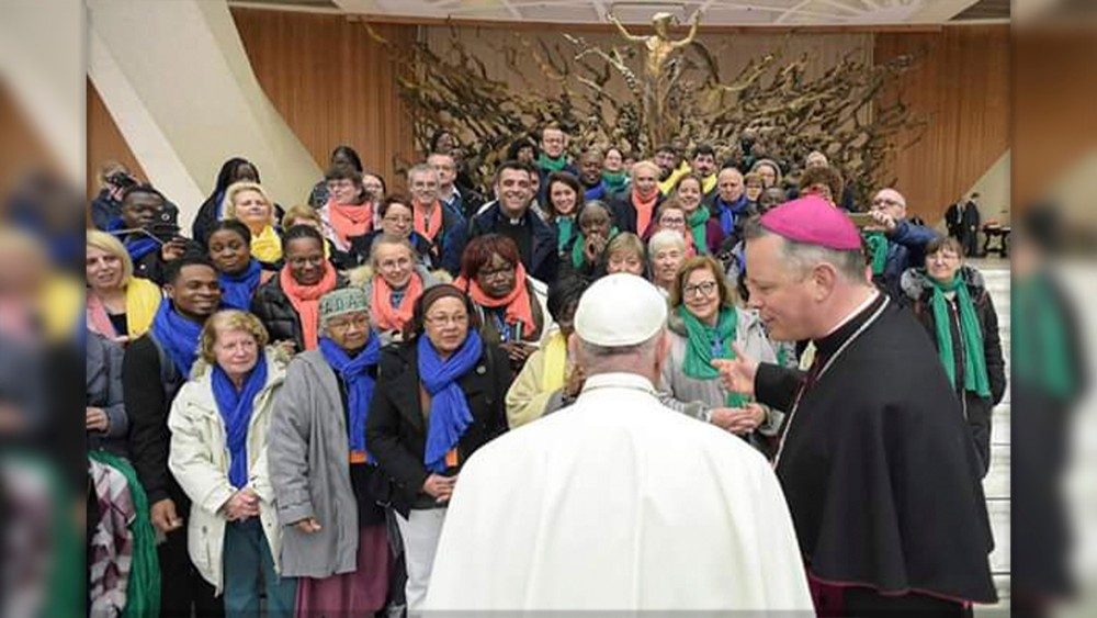 La délégation de la paroisse de Trappes en discussion avec le Pape François, en présence de Mgr Bruno Valentin, le mercredi 19 février 2020 en la Salle Paul-VI du Vatican.