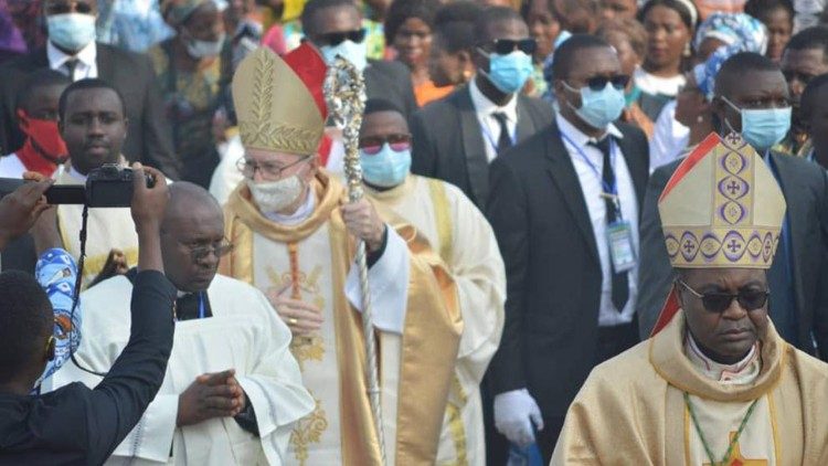 Cardinal Parolin celebrates Mass in Bamenda, Cameroon