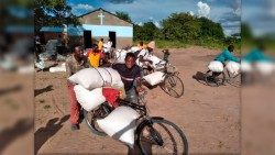 Caritas distribue de la nourriture aux victimes des inondations dans le diocèse zambien de Kasama, capitale de la province septentrionale, le 5 février 2021. 