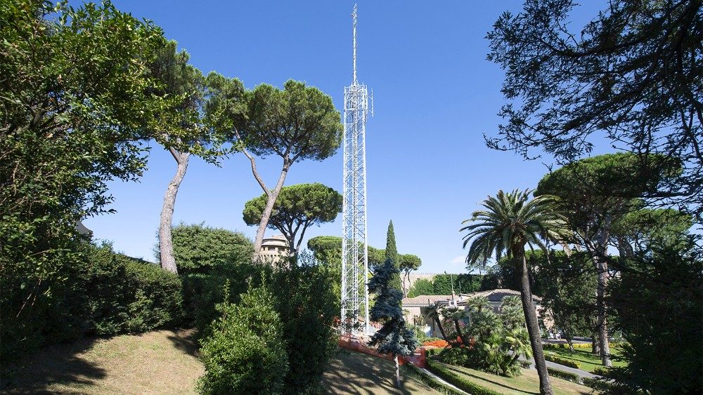 Antena de la Radio ubicada en los Jardines Vaticanos
