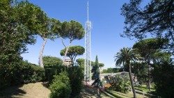 Une antenne de Radio Vatican dans les jardins du Vatican.