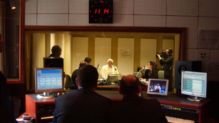 Visite du Pape Benoît XVI le 3 mars 2006 dans les studios de Radio Vatican. 
