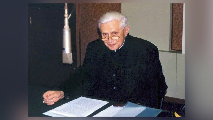 Kardinal Joseph Ratzinger, der heutige emeritierte Papst Benedikt XVI., bei einem Interview im Studio von Radio Vatikan - undatierte Aufnahme