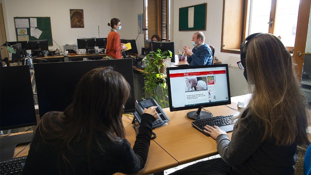 Sala de trabajo de la redacción en las actuales instalaciones de la Radio Vaticano