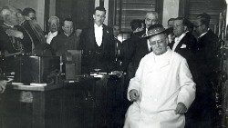 Le Pape Pie XI inaugure Radio Vatican