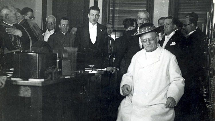 Pāvests Pijs XI 1931. gadā atklāj Vatikāna Radio (turpmāk VR)