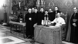 Über Radio Vatikan rief Pius XII. am 24. August 1939 zum Frieden auf. Rechts im Bild: Montini, der spätere Paul VI.