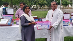 Il neo arcivescovo di Karachi distribuisce kit anticovid (Foto d'archivio)