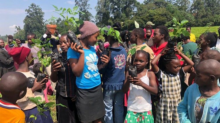 Niños de Kakamega listos para plantar árboles