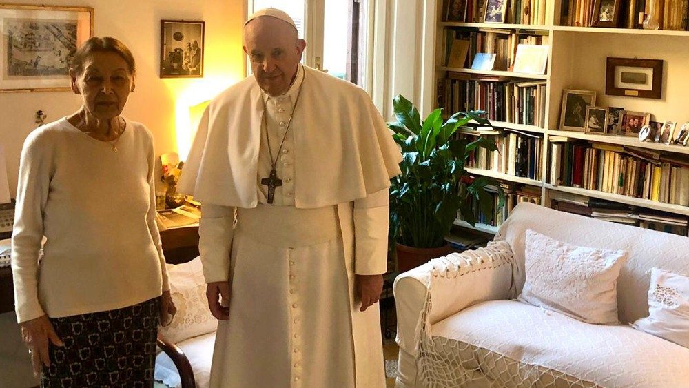 Papež Frančišek je v soboto, 20. februarja v njenem stanovanju obiskal skoraj devetdeset letno Edith Bruck, ki je preživela holokavst.
