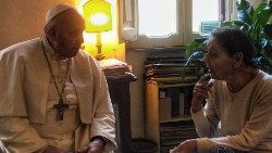 El Papa francisco visita a la escritora húngara Edith Bruck.