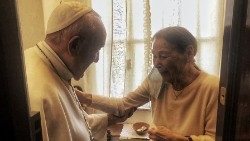 Le Pape François rencontrant Edith Bruck le samedi 20 février 2021 dans son appartement de Rome.