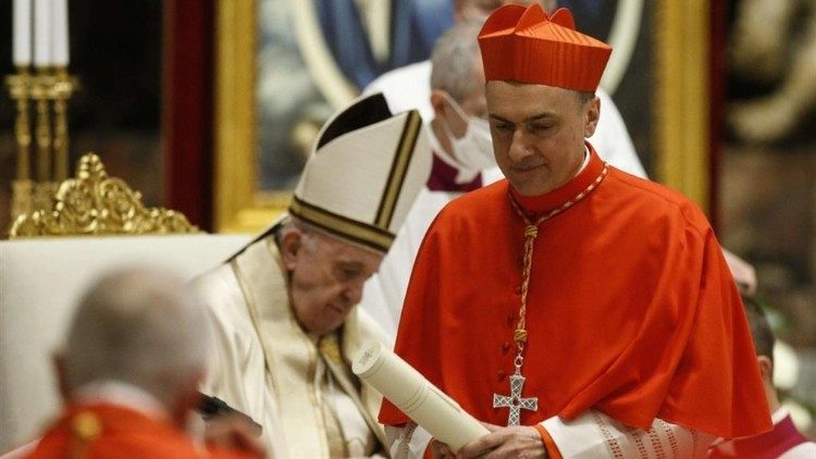 Le cardinal Gambetti et le Pape François lors du Consistoire du 28 novembre 2020.