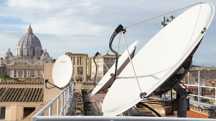 Antene na strehi stavbe Radia Vatikan, v ozadju bazilika sv. Petra