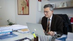 Le préfet du Dicastère pour la Communication, Paolo Ruffini, travaillant à son bureau.