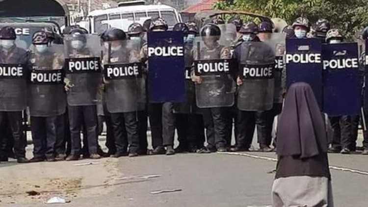 2021.03.02 Sr. mmoja alipiga magoti mbele ya polisi nchini Myanmar.
