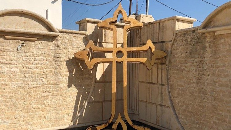 이라크 시리아 이슬람국가(ISIS)에 의해 철거됐던 카라코쉬의 ‘원죄 없이 잉태되신 복되신 동정 마리아 주교좌 성당’ 종탑의 십자가
