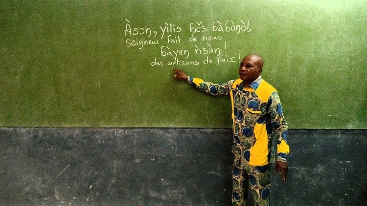  M. Samnick, enseignant de  langue et culture nationale à Douala au Cameroun