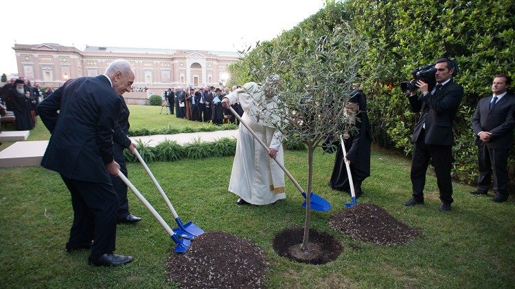 La rencontre de 2014 dans les jardins du Vatican entre Shimon Peres, Mahmoud Abbas et le Pape François. 