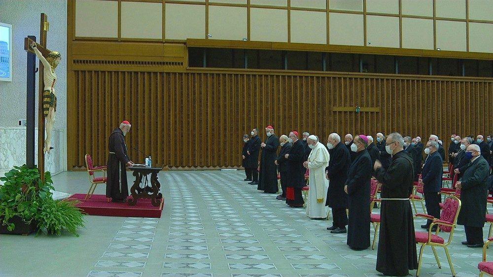 Molitev Očenaša pred tretjo postno pridigo kardinala Raniera Cantalamesse v dvorani Pavla VI. v Vatikanu.