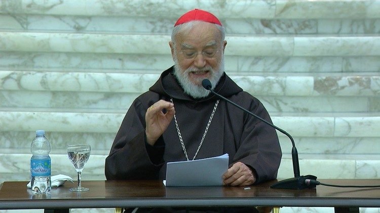 Le cardinal Cantalamessa prononce la 2e prédication de Carême en salle Paul VI. 
