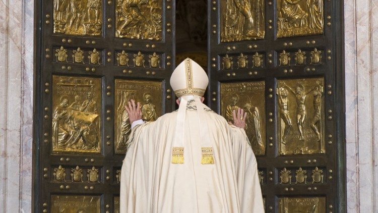 Papež Frančišek odpira sveta vrata bazilike sv. Petra ob začetku jubileja usmiljenja, 8. december 2015