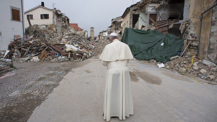 В городе Аматриче, разрушенном землетрясением  (Италия)