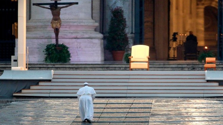 Папа Франциск під час надзвичайного молитовного заходу на площі Святого Петра у Ватикані 27.03.2020