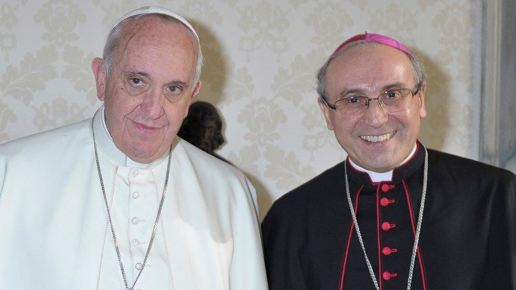 Le Pape François et Mgr Leopoldo Girelli. 